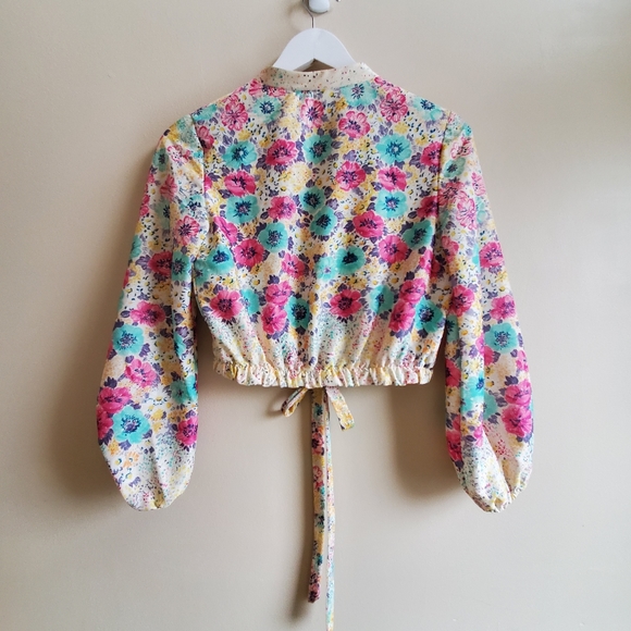 Vintage Soft satin floral cropped light jacket with tie front - Picture 2 of 5